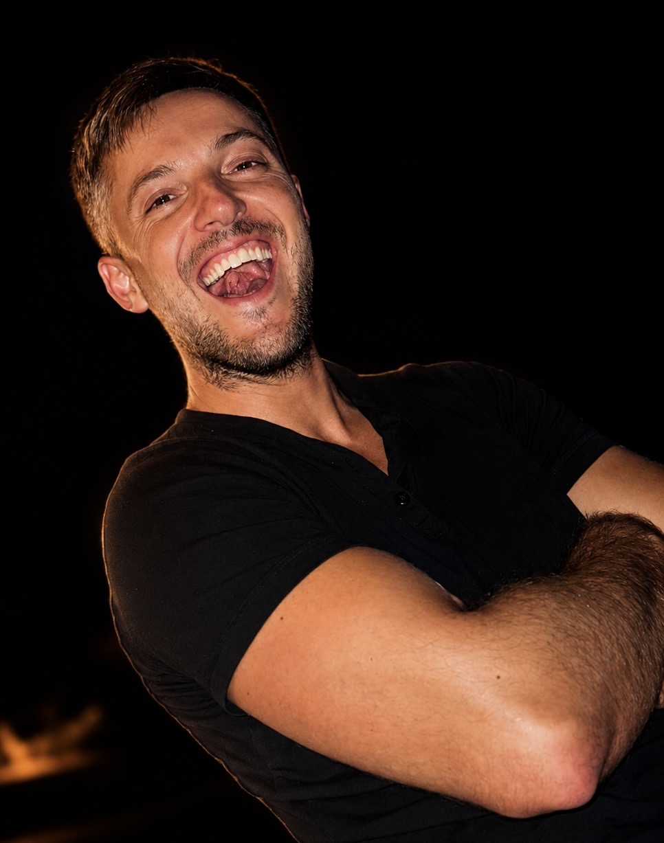 Vasi zâmbind.